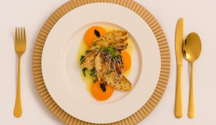 Zubáč s batátovým pyré a omáčkou zo špenátu a sušených paradajok