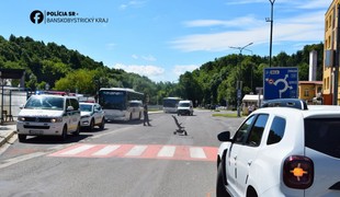 Senior zrazil na priechode matku s kočíkom, dieťa previezli letecky do nemocnice