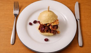 Hamburger z parenej buchty plnený divinou