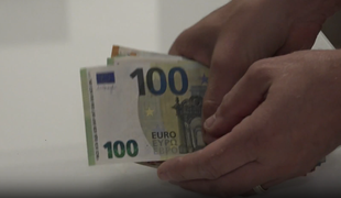 Zneužili identitu desiatok Ukrajiniek a milióny z dávok utratili za luxusné dovolenky