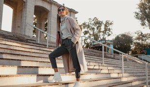 Aké topánky sa hodia k bežným outfitom a prečo by ste si mali vybrať biele tenisky na platforme?