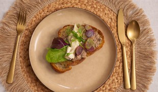 Chlebíčky s kačacou pečeňou a mozočkami