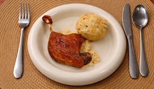 Konfitované kačacie stehno s knedlíkom a kapustou