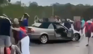 Auto vrazilo do davu ragbyových fanúšikov. Medzi zranenými sú aj deti