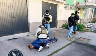 Polícia obvinila ďalšieho muža z prevádzačstva. Hrozí až desať rokov väzenia