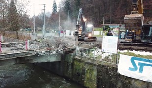 Neprejazdný most v centre Banskej Bystrice búrajú, prípravy na nový začnú na jar