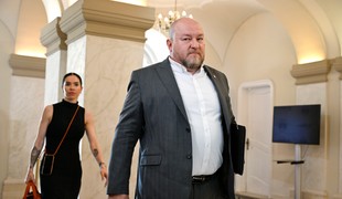 Na stole je balík 90 opatrení: Huliak je proti rušeniu rekreačných poukazov