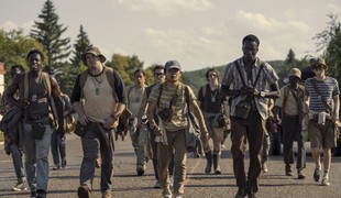 Neuveríte, koľko STOVIEK kilometrov museli prejsť herci počas nakrúcania thrilleru Dlhý pochod!