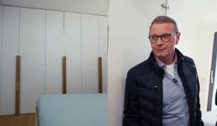 V šatníku sa neskrýva Narnia, ale „tajná“ kúpeľňa: Nové bývanie ukázalo šikovný nápad!