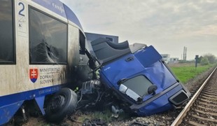 Tragédia pri Dunajskej Strede zastavila dopravu. Na mieste sú desiatky zranených a jedna obeť