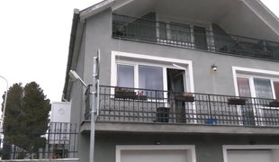 Fotka so zbraňou: Syna muža, ktorý je podozrivý z vraždy ženy a jej dcéry, vzala polícia