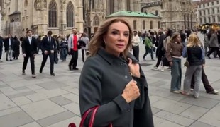 Zdena Studenková vo Viedni opäť potvrdila, že má štýl: Sivý outfit oživila výraznou kabelkou