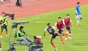 VIDEO: Bizarný moment v Thajsku! Hráča pri rozcvičke prešiel trávnikový valec