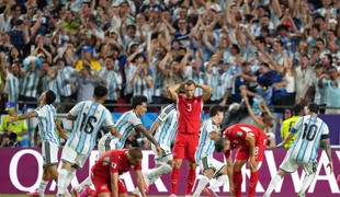 Alvarez posiela Argentínu ďalej, tréner Švajčiarov nespokojný s červenou kartou
