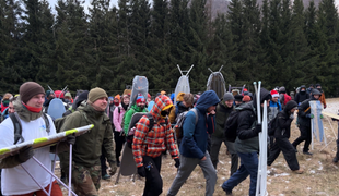 Bizarná akcia na Kľaku: Turisti vytiahli žehliace dosky a spustili hromadné žehlenie