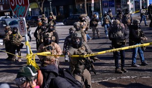 Federálni agenti v Minneapolise postrelili 51-ročného muža. Zraneniam podľahol