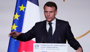 Macron po násilných protestoch: Tí, ktorí sa snažili zvrhnúť republiku, ponesú zodpovednosť