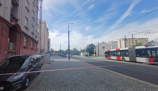 Polícia v Prahe uzavrela celú ulicu. Muž sa tam vyhráža so zbraňou
