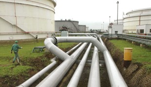 Ropa cez Družbu stále neprúdi: Slovensko rokuje o alternatívach