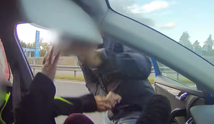 Vodič napadol matku pred dcérou. „Nenazýval by som to bitkou,“ tvrdí aj to, že ho provokovala