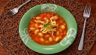 Fazuľová polievka s domácimi rezancami