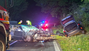 Auto prešlo do protismeru: Štyroch účastníkov nehody museli hasiči vystrihovať