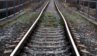 Mladík skončil pod kolesami vlaku. Chcel pomôcť mamičke s kočíkom