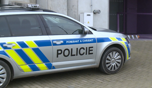 V troch budovách Univerzity Karlovej zasahovala polícia, dostala oznámenie o vyhrážke