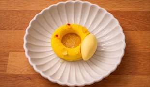 Mangovo-marakujový mousse, mangová pralinka a citrónový sorbet