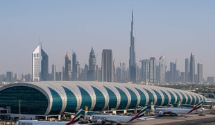 ONLINE: Z Dubaja sú hlásené výbuchy, poškodili jednu budovu