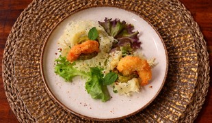 Avokádový krém v syrových košíčkoch s krevetou v panko strúhanke