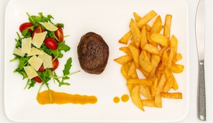 Steak z hovädzej sviečkovice, domáce steakové hranolky a rukolovo-paradajkový šalát