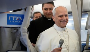 Lekári potvrdili zhubný nález v pľúca pľúcach pápeža Leva XIV.