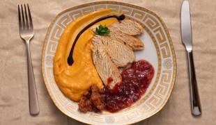 Kuracie prsia s batátovo-zemiakovým pyré a mangovo-brusnicovou omáčkou
