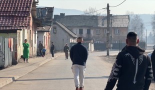 Hromadná bitka v osade: Sto ľudí sa bilo palicami aj mačetami, zranený je aj 6-ročný chlapec