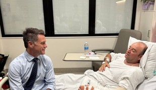 Muž, ktorý spacifikoval strelca na pláži v Sydney, čelí obvineniam z napadnutia vlastného otca