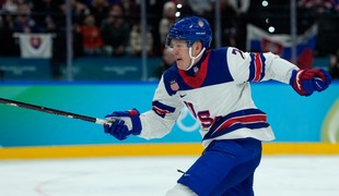 TKACHUK zvyšuje na 6:1