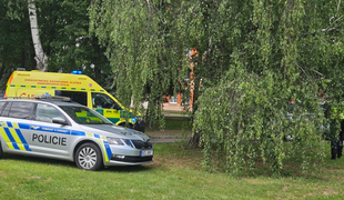 Policajti evakuovali školu: Študent mal pobodať dievča, v nemocnici podľahlo zraneniam