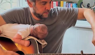 Dlho hľadal matku svojich detí v seriáli, aj v skutočnosti! Ako 51-ročný sa stal teraz konečne otcom!