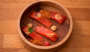 Údený pstruh s emulziou z fermentovaného zeleru a zelerovým crumble