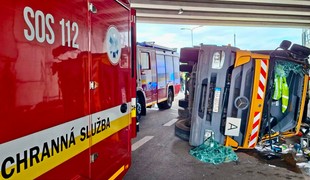 Nehoda smetiarskeho auta v Bratislave. Jedna osoba sa zranila