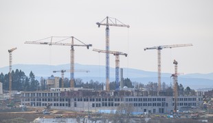 Firmy, ktoré stavajú novú nemocnicu v Prešove, chcú projekt dokončiť. Jedného z členov konzorcia už vylúčili