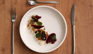 Kozí syr s cviklou, černicami, lieskovcami a nachos