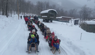 Unikátna sánkovačka: Starosta za volantom vláčika ťahal desiatky saní s deťmi