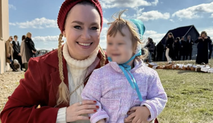 Známa herečka vytiahla prsník priamo v kostole: Pohľad tohto muža v pozadí hovorí za všetko!