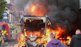 Útok nožom spustil v Belfaste vlnu nepokojov a protiimigračných protestov