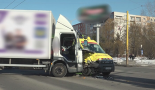 Sanitka sa zrazila s vozidlom autoškoly. Dopravu musela riadiť polícia