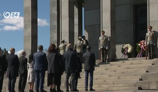 Politici si uctili padlých vojakov na Slavíne. Zdôraznili, že mier nie je samozrejmosť