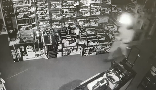 Zlodeji vykradli predajňu s motorovými pílami v Pezinku, škoda presiahla 20-tisíc eur