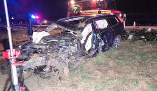 Smrteľná nehoda na východe: Vodič prešiel do protismeru a narazil do stromu